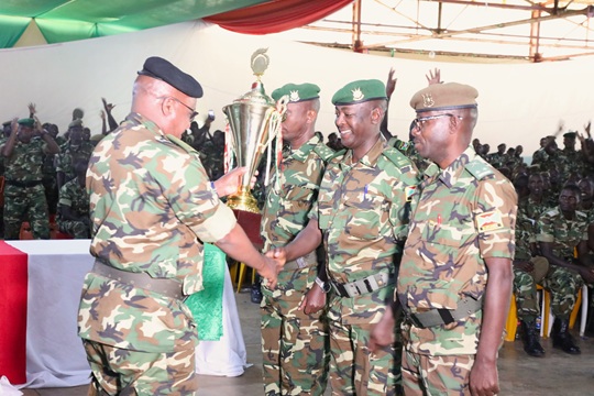 Le Chef Adjoint de la Force de Défense Nationale du Burundi, procédant à la remise des trophées